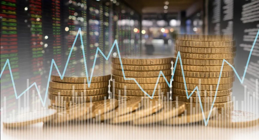 Dua orang berjabat tangan di depan tumpukan kotak.