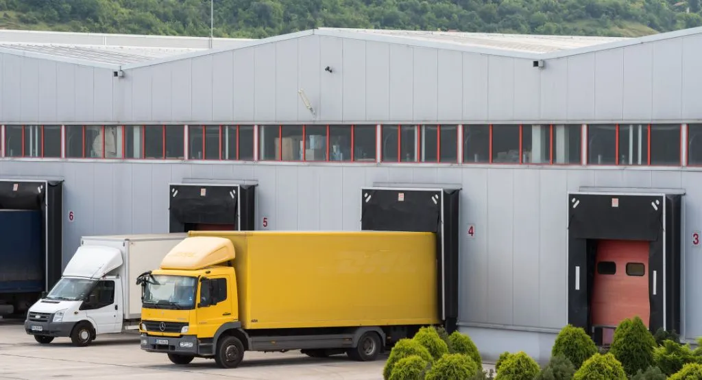 Truk kontainer di jalan raya.