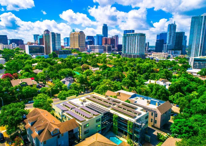 Teknisi bekerja di gardu listrik